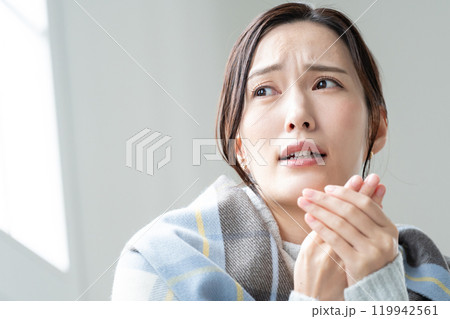 寒がりな若い女性　体調不良 119942561