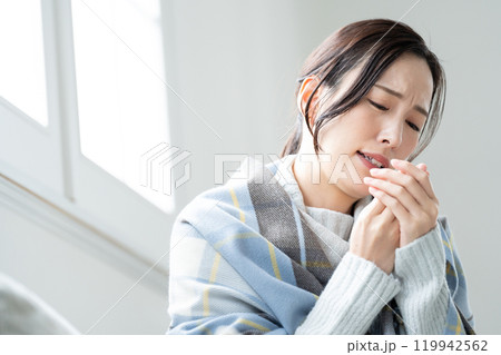 寒がりな若い女性　体調不良 119942562