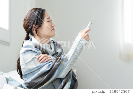寒がりな若い女性　エアコン 119942567