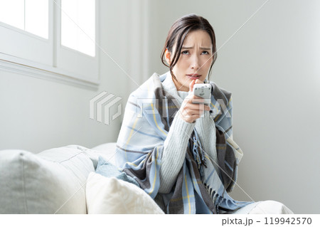 寒がりな若い女性 エアコン 寒がりな若い女性 エアコン 119942570