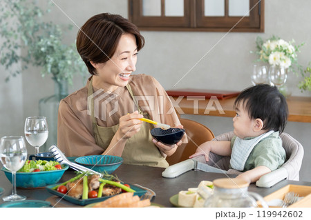 赤ちゃんに離乳食を食べさせるママ 119942602