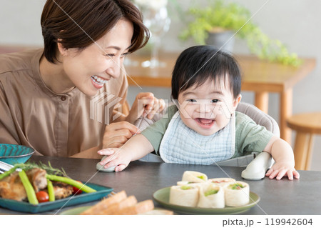 食事をするママと赤ちゃん 119942604