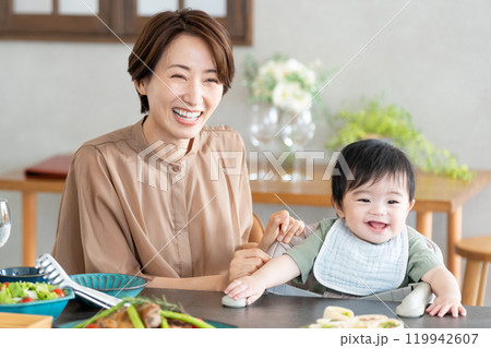 食事をするママと赤ちゃん 食事をするママと赤ちゃん 119942607