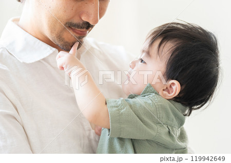 父親に抱かれる赤ちゃん 119942649