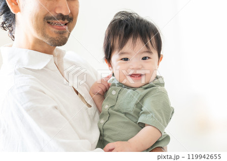 父親に抱っこされている赤ちゃん 父親に抱っこされている赤ちゃん 119942655