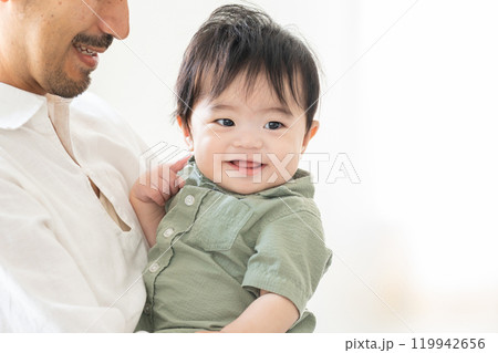 パパに抱っこされる赤ちゃん 119942656