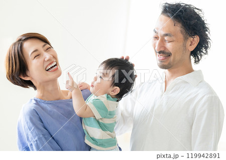 赤ちゃんを抱くミドル夫婦 赤ちゃんを抱くミドル夫婦 119942891