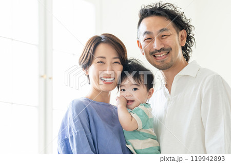 赤ちゃんを抱くミドル夫婦 赤ちゃんを抱くミドル夫婦 119942893