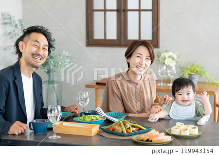 家族の楽し気な食事イメージ 家族の楽し気な食事イメージ 119943154