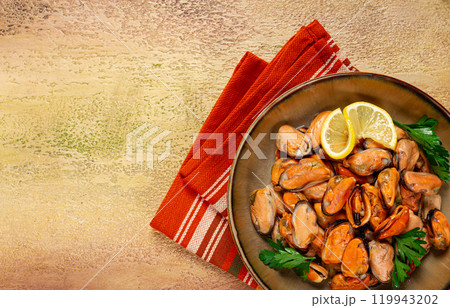 mussels no shell, boiled, mussels, peeled, in a bowl, with lemon and parsley, Chilean mussels, top view, no people, 119943202