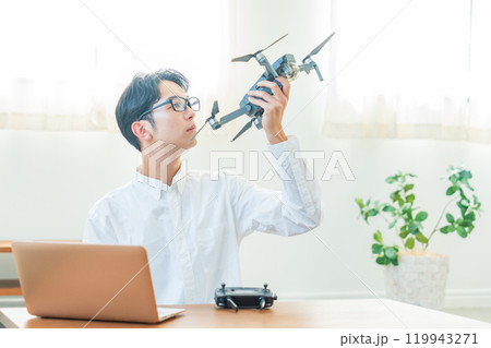 ドローン　パソコン　若い男性 119943271
