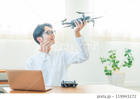 ドローン パソコン 若い男性 ドローン パソコン 若い男性 119943272