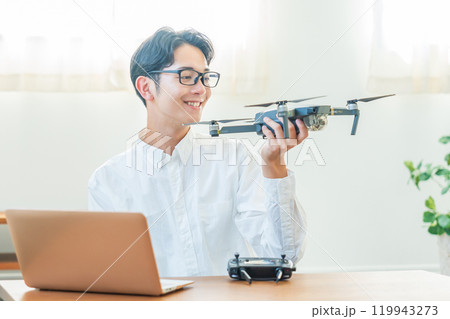 ドローン　パソコン　若い男性 119943273