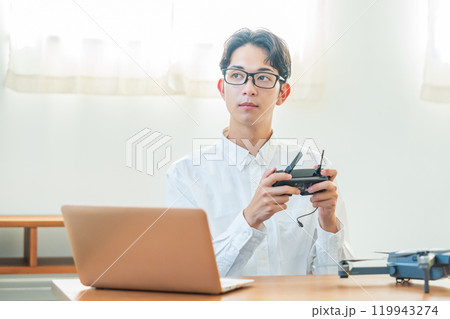 ドローン　パソコン　若い男性 119943274