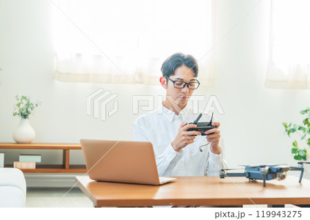 ドローン　パソコン　若い男性 119943275