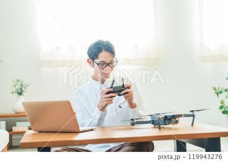 ドローン パソコン 若い男性 ドローン パソコン 若い男性 119943276