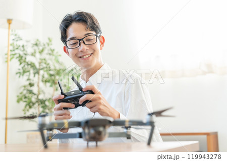 ドローンを操作する若い男性 119943278