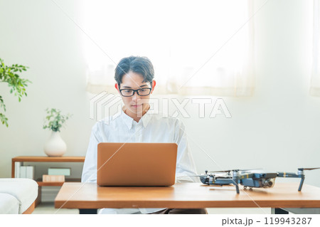 ドローン パソコン 若い男性 ドローン パソコン 若い男性 119943287