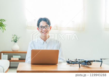 ドローン　パソコン　若い男性 119943288