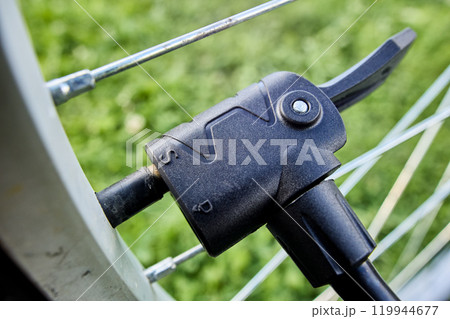 Twin head for bicycle floor pump, with separate gaskets for Presta and Schrader valves. 119944677