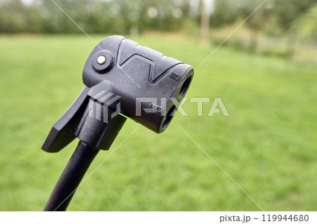 Dual valve head for bike pump switches between Presta and Schrader valves easily and without any air leaks. Dual valve head for bike pump switches between Presta and Schrader valves easily and without any air leaks. 119944680