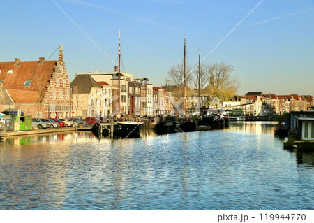 秋のオランダ　ライデンの午後の景色 (Leiden, Netherlands) 119944770