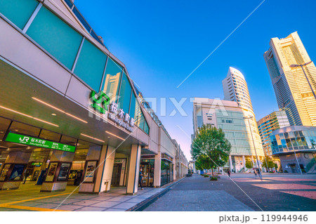 日本の横浜都市景観 11月。早朝の桜木町駅 南改札(東口)や横浜ランドマークタワーなどを望む=3日 日本の横浜都市景観 11月。早朝の桜木町駅 南改札(東口)や横浜ランドマークタワーなどを望む=3日 119944946
