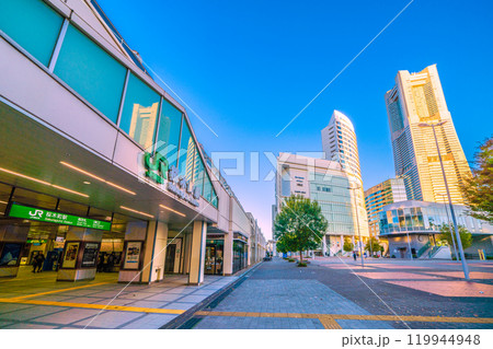 日本の横浜都市景観 11月。早朝の桜木町駅 南改札(東口)や横浜ランドマークタワーなどを望む=3日 日本の横浜都市景観 11月。早朝の桜木町駅 南改札(東口)や横浜ランドマークタワーなどを望む=3日 119944948