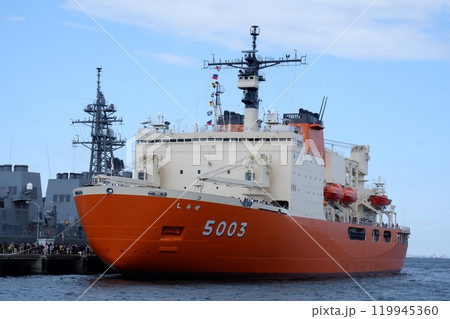 横須賀基地で一般公開された砕氷艦しらせ 119945360