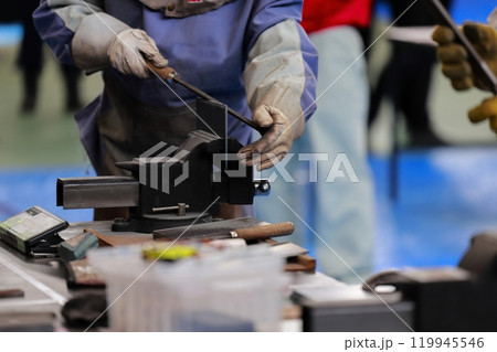 鑢掛けをする職人 やすり バリ取り 鑢掛けをする職人 やすり バリ取り 119945546