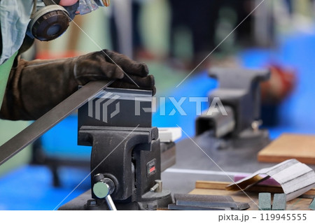 鑢掛けをする職人　やすり　バリ取り 119945555