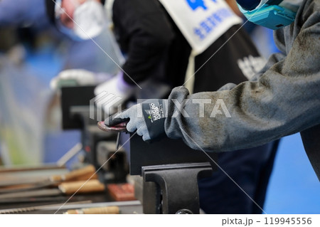 鑢掛けをする職人 やすり バリ取り 鑢掛けをする職人 やすり バリ取り 119945556