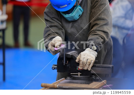 鑢掛けをする職人 やすり バリ取り 鑢掛けをする職人 やすり バリ取り 119945559