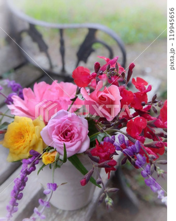 ベンチに薔薇のアレンジメント 119945656