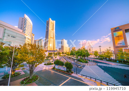 日本の横浜都市景観 朝日が映る横浜ランドマークタワーや早朝の桜木町駅前。明日へ希望の光…11月3日 日本の横浜都市景観 朝日が映る横浜ランドマークタワーや早朝の桜木町駅前。明日へ希望の光…11月3日 119945710