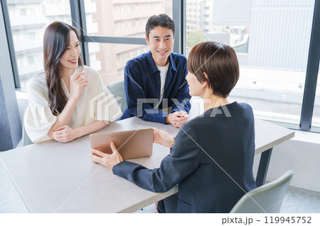 不動産の女性営業マンと客夫婦 119945752