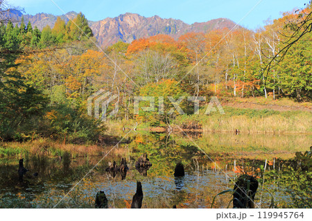 秋の秋山郷 天池と鳥甲山 秋の秋山郷 天池と鳥甲山 119945764