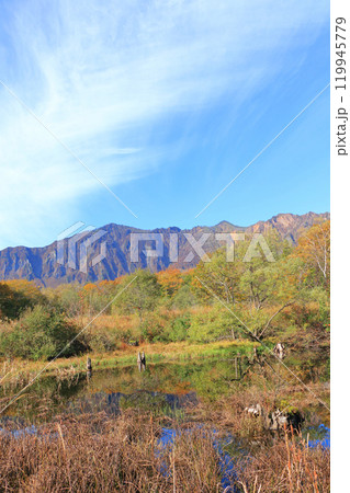 秋の秋山郷 天池と鳥甲山 秋の秋山郷 天池と鳥甲山 119945779