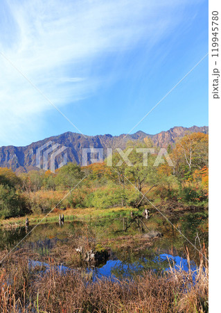 秋の秋山郷　天池と鳥甲山 119945780