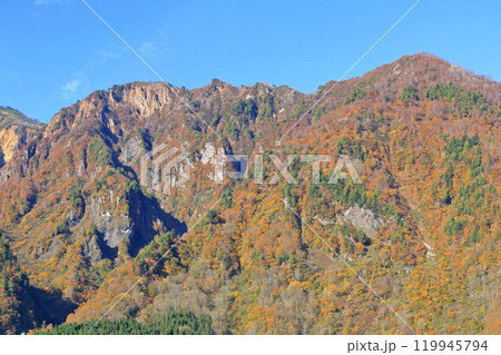 秋の秋山郷 鳥甲山 秋の秋山郷 鳥甲山 119945794