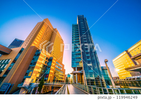 日本の横浜都市景観 11月。早朝の桜木町駅 南改札（東口）から富士ソフトやワシントンHなど望む＝3日 119946249