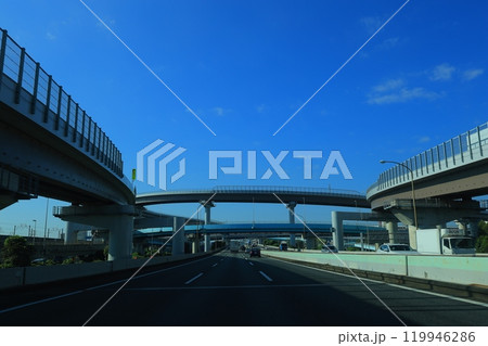 高速道路を走る車 119946286