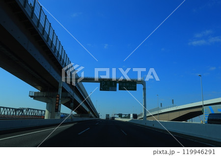 高速道路を走る車 119946291