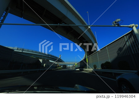 高速道路を走る車 119946304