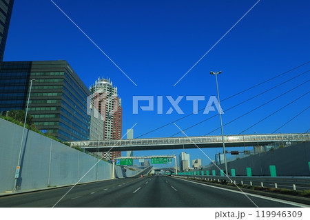 高速道路を走る車 119946309