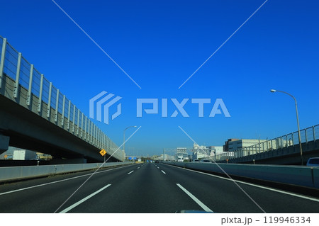 高速道路を走る車 高速道路を走る車 119946334