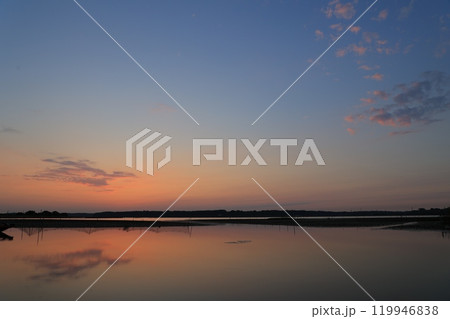 水面に映る朝焼け 水面に映る朝焼け 119946838