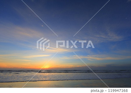 美しい海岸の朝日 美しい海岸の朝日 119947168