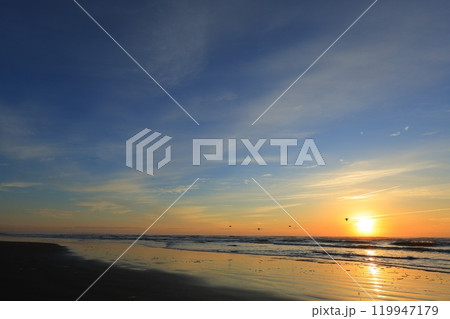 美しい海岸の朝日 119947179