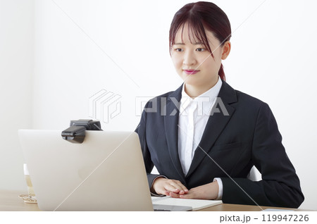 オンラインで面接を受けている女性 119947226